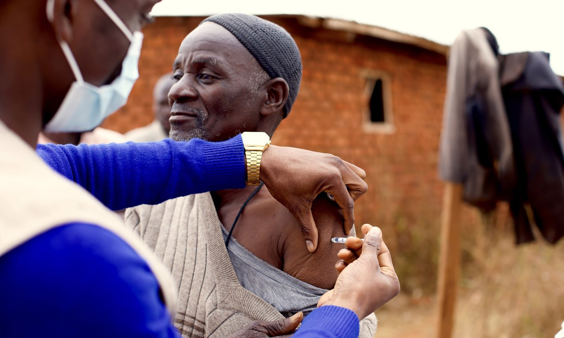 mozambique_covid19_immunization_echo man getting a vaccination jab in the arm.
