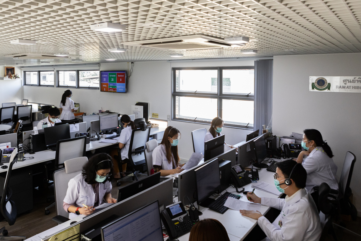 Medical professionals work at the call centre of the Ramathibodi Poison Center. © WHO / Amanda Mustard