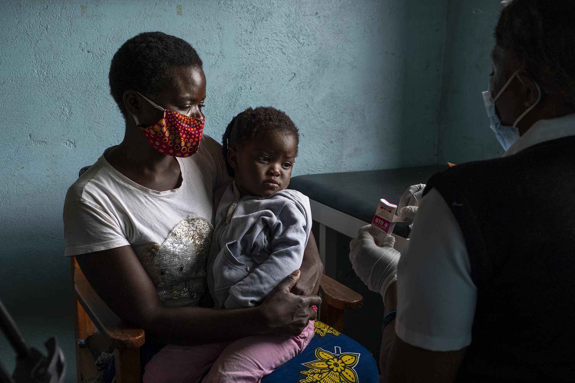 Photo 1 Photo of a community gathering outside to watch an event on World Malaria Day 2019 in Nhamatanda, Mozambique.