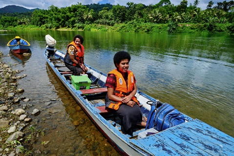 Image-2 Health workers delivering medicines in a pirogue