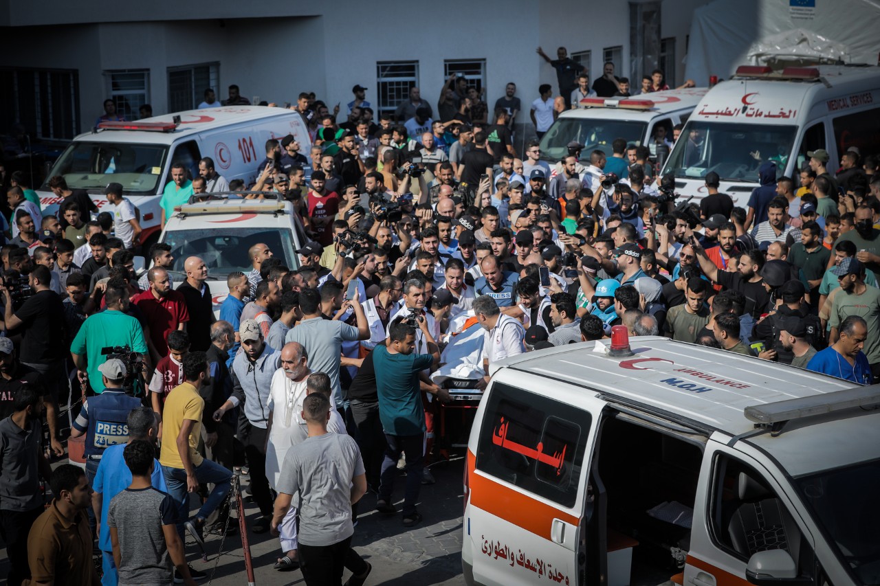 crowd_ambulances A crowd of people milling around ambulances in a street