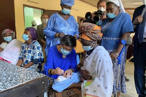 Arancha González Laya, Spanish Foreign Minister (2020-2021) administers the polio vaccine to a newborn in N’Djaména.
