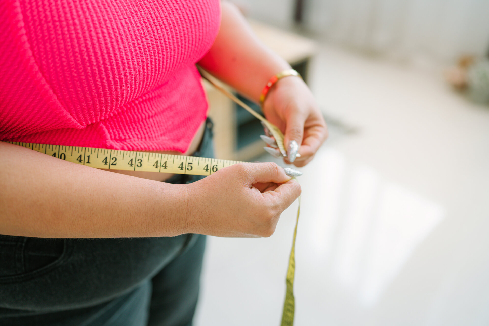 woman measuring her belly