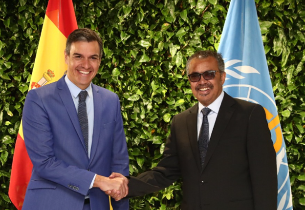 Prime Minister of Spain Pedro Sánchez Pérez-Castejón and WHO Director-General Tedros Adhanom Ghebreyesus  shaking hands.