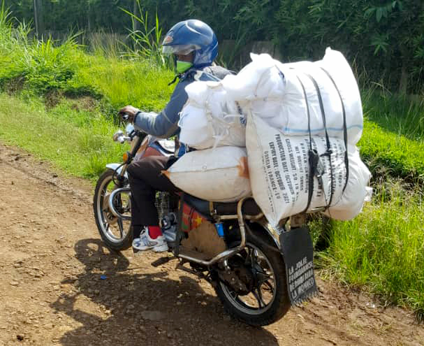 Distribution de moustiquaires en scooter au Cameroun