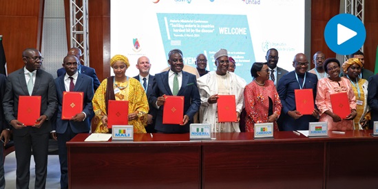 Signature of the Yaounde declaration with play sign