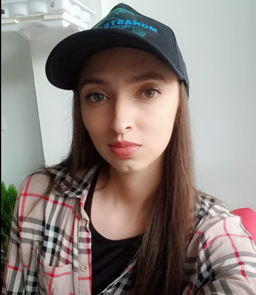 A selfie of Yeliza wearing a hat and a shirt