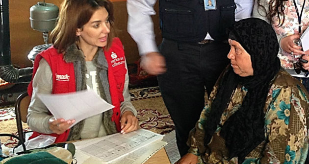 Amira talks to a healthworker about her health needs.
