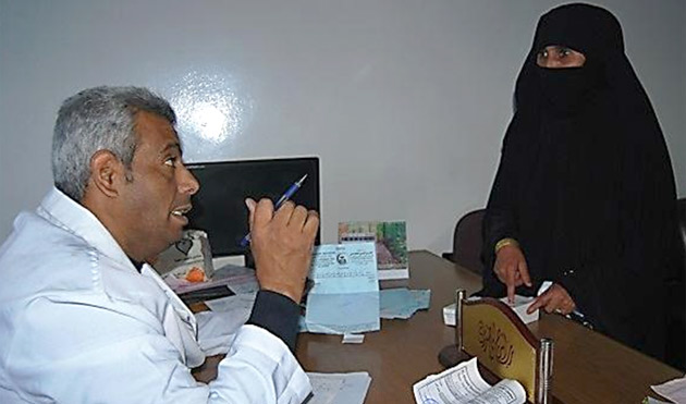 Dr Al-Kholaidi in a consultation with a patient, Yemen.