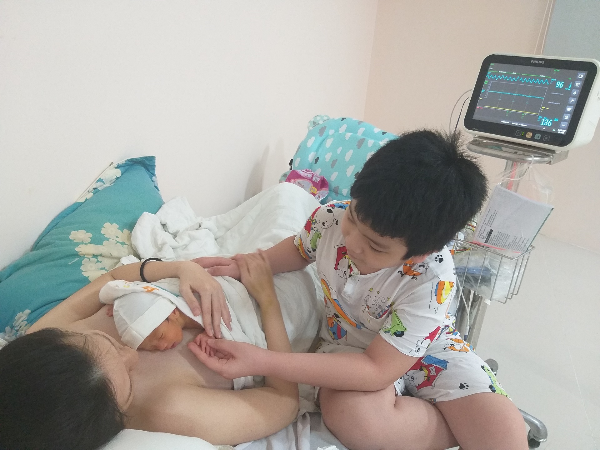 A mother with her newborn son provides KMC A mother and her infant child provides iKMC in a hospital setting.