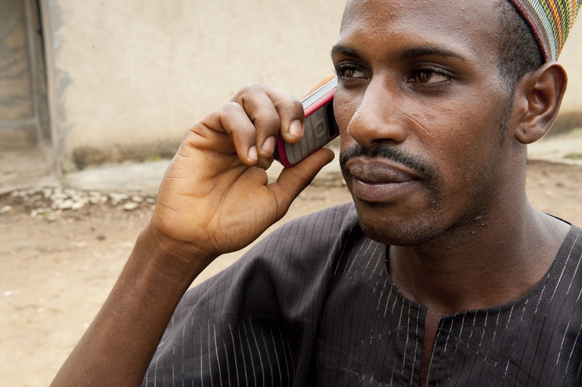 Ismail en su telefono movíl