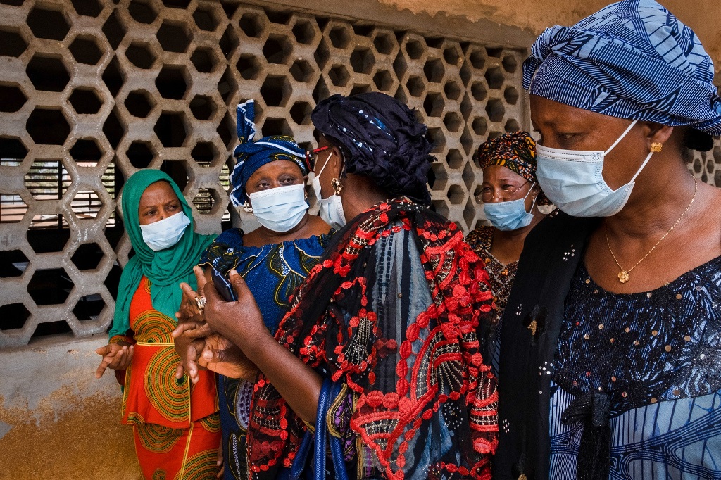 Cervical cancer prevention Diallo talking to women in her community
