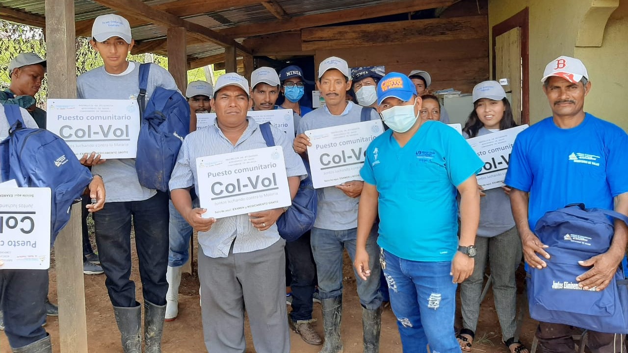 A group of voluntary collaborators (ColVol) from the community network posing for the camera.
