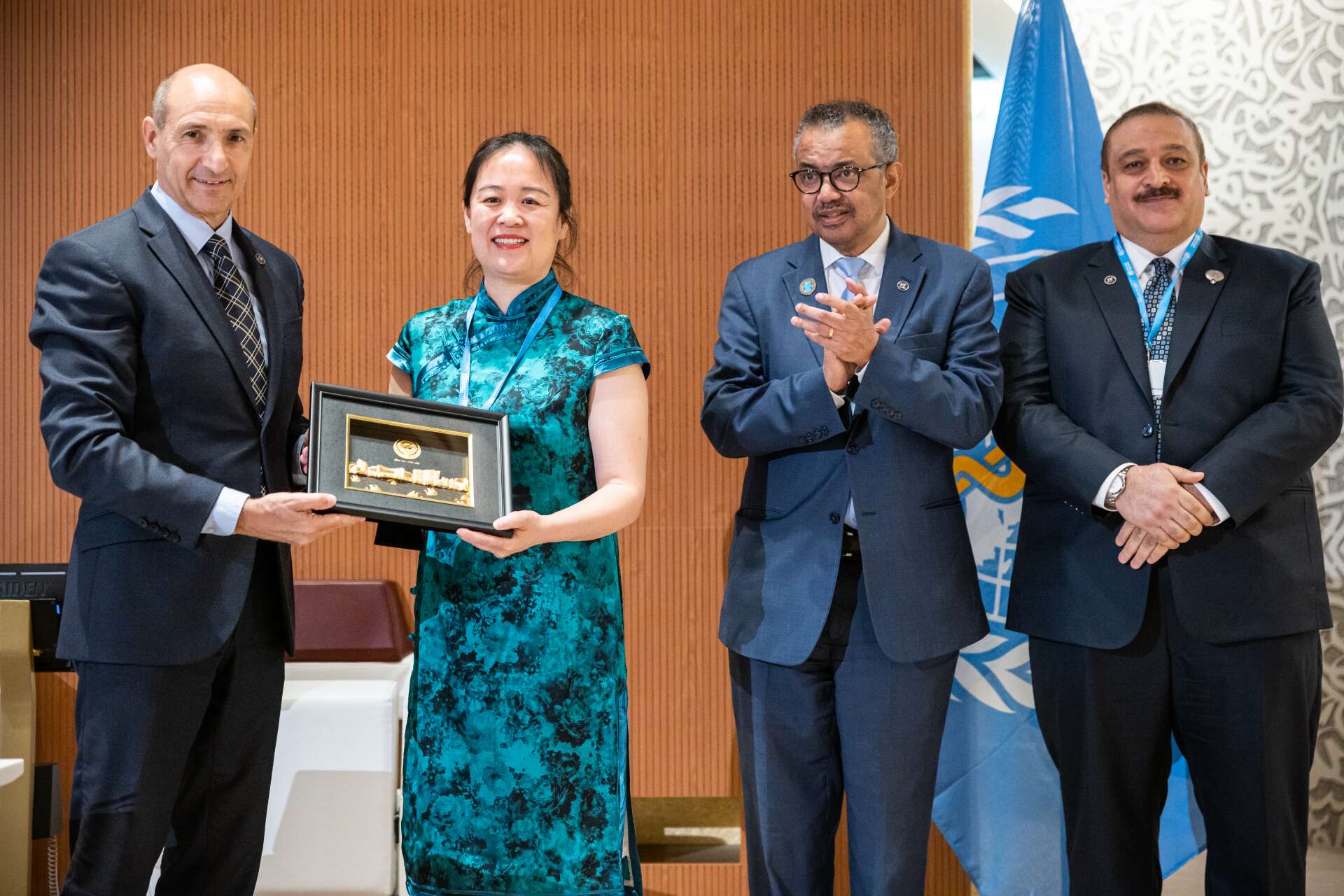 Professor Jing Wu receives a public health prize at an award ceremony