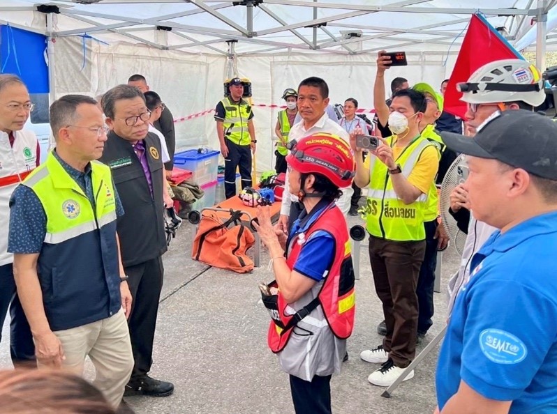 Event medical commander briefs Minister of Public Health (MOPH) on the medical response for the building collapse.