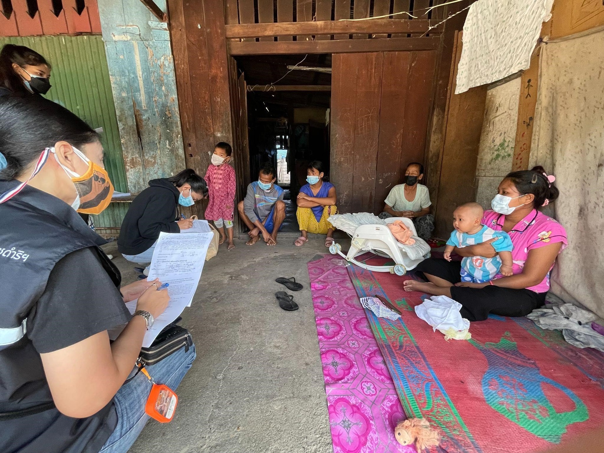 The survey team interviews migrant workers for the survey on COVID-19 vaccine for Myanmar migrant workers in Maesot, Tak – 17 November 2021 The survey team interviews migrant workers for the survey on COVID-19 vaccine for Myanmar migrant workers in Maesot, Tak – 17 November 2021 / © WHO/Anat Duangjan