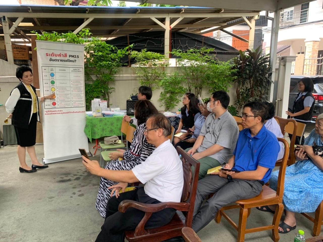Ms Napapan Nantapong (left) ), Director of the Bureau of Environmental Health, Department of Health, Ministry of Public health,  educates villagers in Bangkok about air pollution.