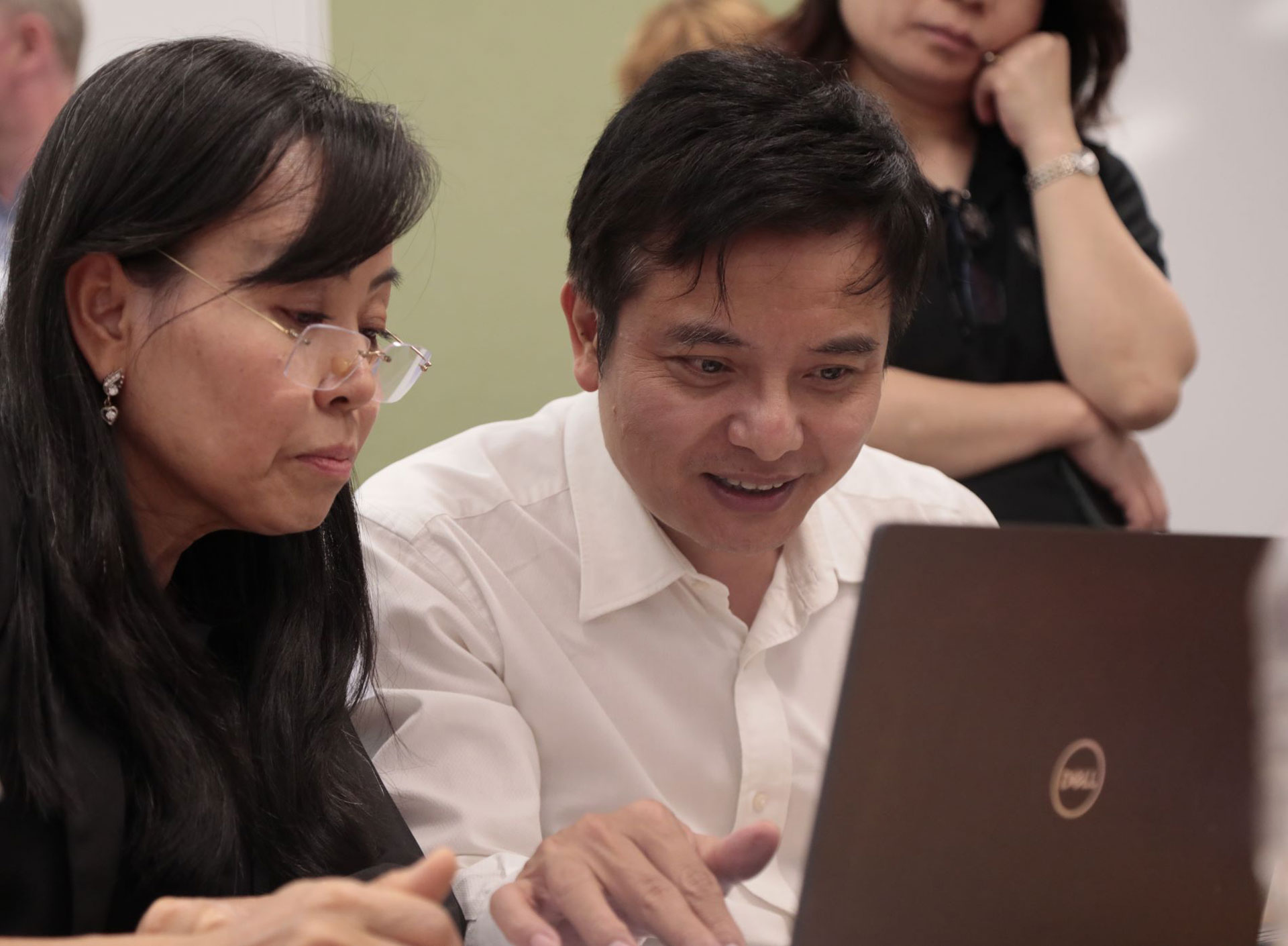 Dr Srey (left) talks with Dr Ngoc Long Vu from the Ministry of Health of Viet Nam (right).