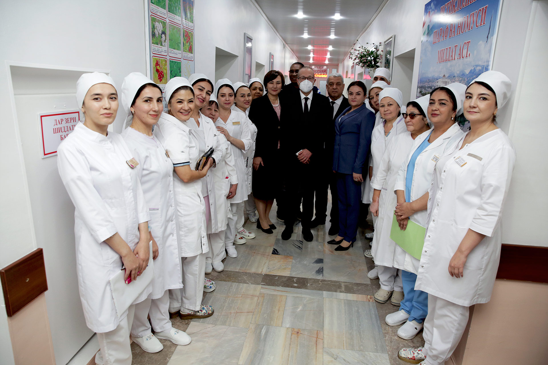 Dr. Hans Kluge visited the maternity hospital where Dr. Rosa works