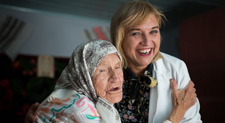 ältere Dame mit Krankenschwester